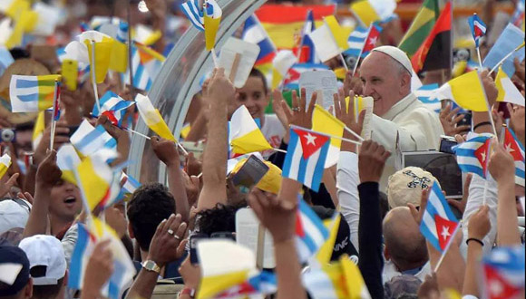 El-Papa-Francisco-en-la-Plaza-de-la-Revolución-rodeado-del-pueblo-cubano.1